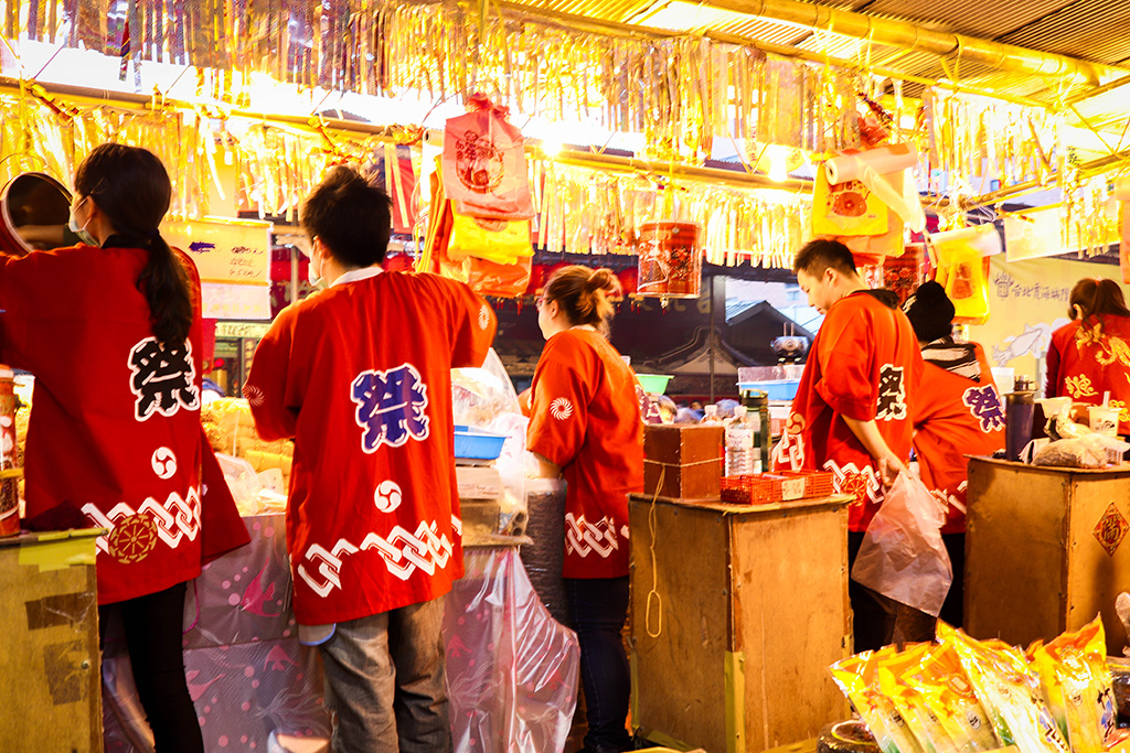 vendors serving food to customers